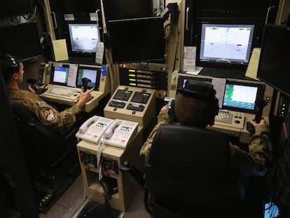 Un piloto estadounidense se prepara para lanzar un ataque con un dron desde una base del golfo Pérsico. 