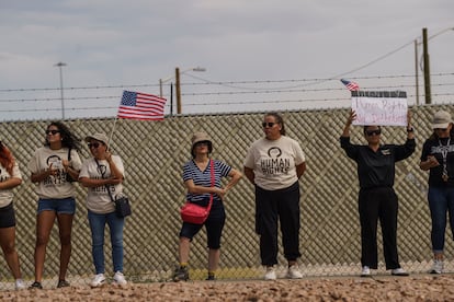 Protesta fuera de la base donde se está construyendo el nuevo centro de detención del ICE, en El Paso, Texas.