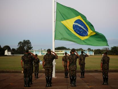 Soldados brasileños frente al Palácio da Alvorada, en Brasilia.