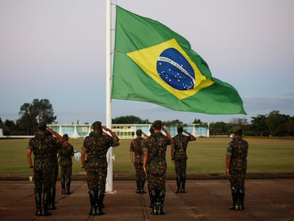 Militares do Exército batem continência para a bandeira do Brasil em frente ao Palácio da Alvorada, residência oficial da Presidência da República, em 7 de julho de 2020.