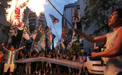 Manifestantes queman la bandera brit&aacute;nica en Buenos Aires. 