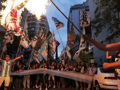 Manifestantes queman la bandera brit&aacute;nica en Buenos Aires. 