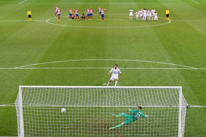 Cristiano Ronaldo marca el último penalti de la tanda ante Oblack, del Atlético de Madrid, durante la final de la Champions celebrada en Milán, el 28 de mayo de 2016.