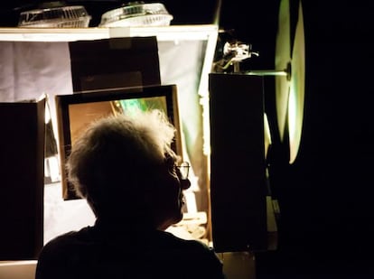 Ken Jacobs junto a su proyector, Nervous System lantern, en A Coru&ntilde;a. 