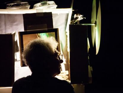 Ken Jacobs junto a su proyector, Nervous System lantern, en A Coru&ntilde;a. 