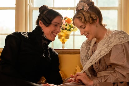 Gentleman Jack. Desconocida para el público, Anne Lister fue otra mujere que desafió el orden establecido. Esta terrateniente y viajera inglesa, que sufrió acoso por mostrarse abiertamente lesbiana, dejó para la posteridad unos diarios con un código secreto sobre sus relaciones sexuales. Gentleman Jack coproducida por HBO y BBC, toma su nombre del apodo con el que le llamaban en 1832 sus vecinos (“señor Jack”). Creada por Sally Wainwright –artífice de Happy Valley-, la miniserie de ocho episodios se centra en la época en la que Anne Lister –interpretada por la Doctora Foster Suranne Jones– regresa a Shibden Hall con la intención de casarse con otra mujer.