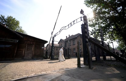 El papa Francisco entra bajo el tristemente famoso letrero de "el trabajo os hará libres" en la entrada del campo de concentración nazi de Auschwitz en Oswiecim, Polonia, el 29 de julio de 2016.