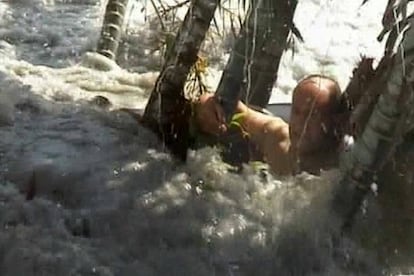 Un vídeo grabado por un turista recoge el esfuerzo de un israelí para no ser arrastrado por la corriente.