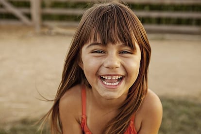 Niña se ríe.