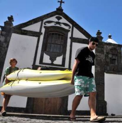 Excursionistas en Santa Cruz, en la isla de Graciosa.