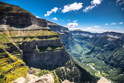 El macizo de Monte Perdido (3.355 metros), con las cimas de las Tres Sorores, desde donde la montaña se deja caer hacia los valles de Ordesa, Pineta, Añisclo y Escuaín, domina la orografía del parque nacional de Ordesa y Monte Perdido, en el Pirineo de Huesca. Un paisaje de grandes contrastes que combina la aridez de las zonas altas, donde el agua de lluvia y del deshielo se filtra por la roca desnuda, a los valles alfombrados de prados y bosques, con cascadas, cañones y barrancos. Tambien es patrimonio mundial de la Unesco.