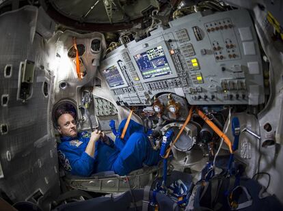 Scott Kelly, en un simulador de la Estación Espacial Internacional, en Kazajistán.