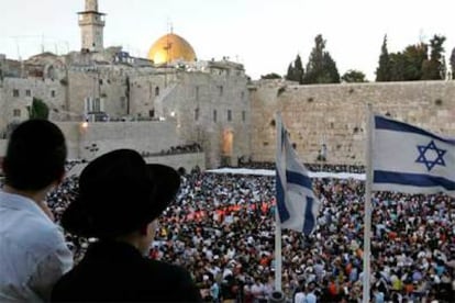 Nacionalistas judíos, durante la ceremonia religiosa ante el Muro de las Lamentaciones en Jerusalén.