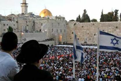 Nacionalistas judíos, durante la ceremonia religiosa ante el Muro de las Lamentaciones en Jerusalén.