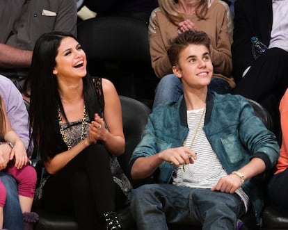 Selena Gomez y Justin Bieber capturados en un partido de baloncesto en Los Ángeles (California), el 17 de abril de 2012.