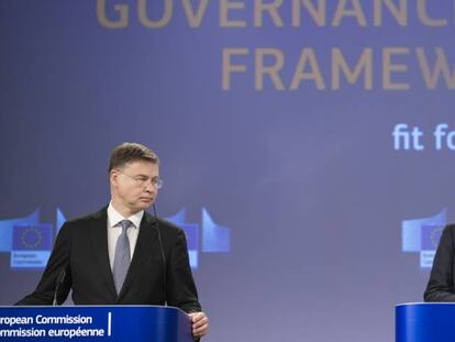 El vicepresidente económico de la Comisión, Valdis Dombrovskis, y el comisario de Economía, Paolo Gentiloni.