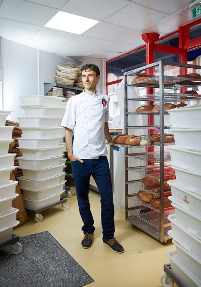 En la imagen,  Adriano Farano en su panadería, Pane Vivo, en París.