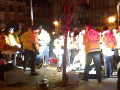 Los médicos del SAMUR atienden a la mujer fallecida en Nochevieja.