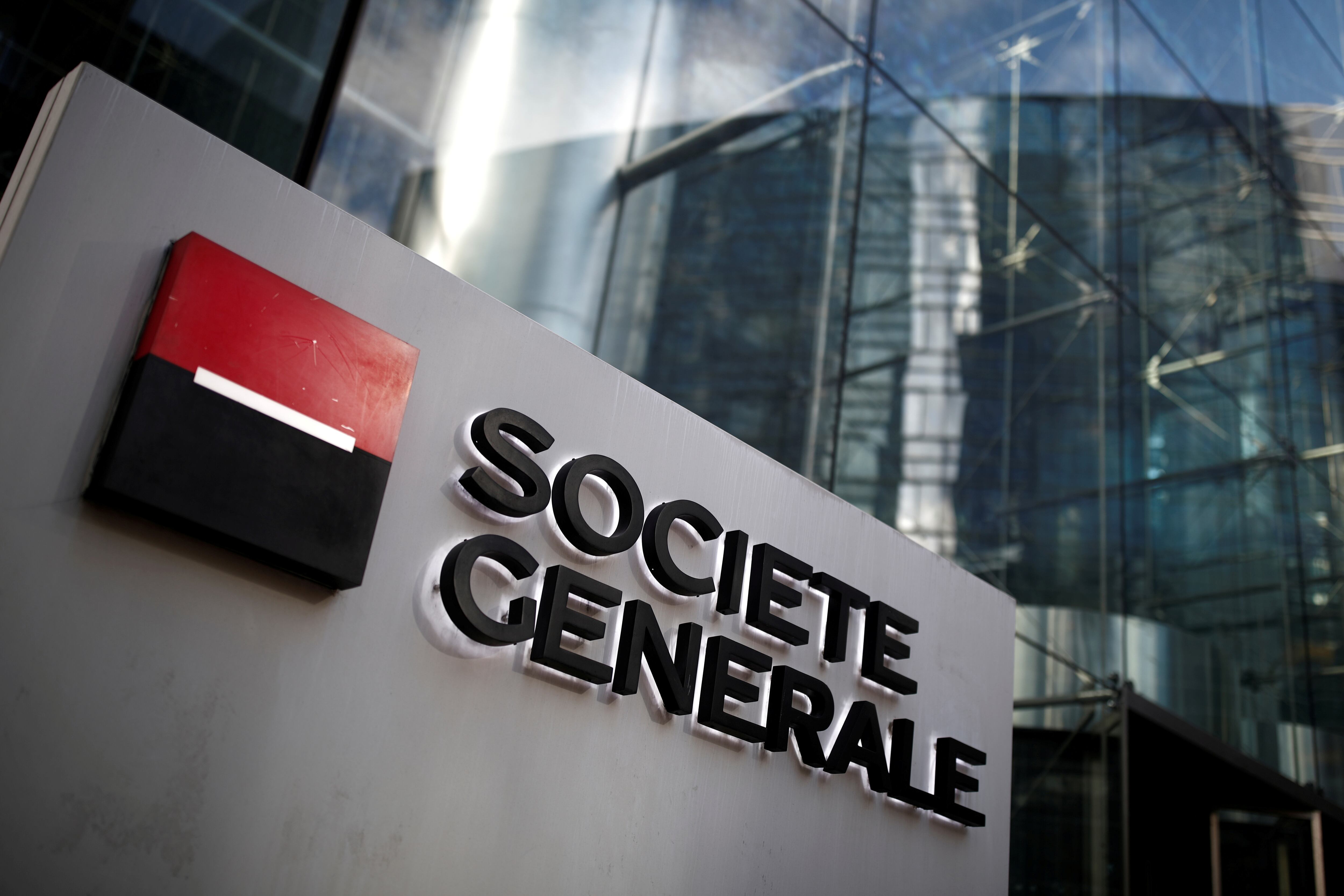 Logo del banco francés Société Générale en La Defense de París.