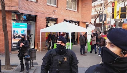 Mossos separen la protesta de la paradeta de Vox.