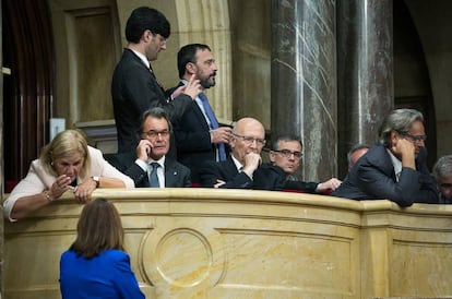 El expresidente de la Generalitat, Artur Mas (segundo por la izquierda), junto a los expresidentes de la cámara catalana Núria de Gispert (izquierda), Joan Rigol y Ernest Benach, siguen el pleno del Parlament.