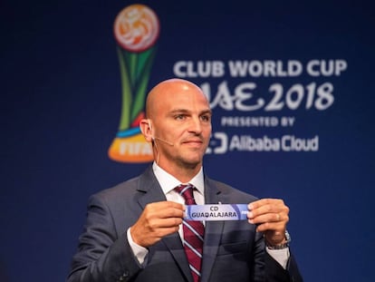 El exfutbolista Esteban Cambiasso muestra la papeleta del CD Guadalajara durante el sorteo del Mundial de Clubes de este martes