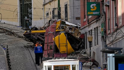 LISBON, PORTUGAL - SEPTEMBER 04: Onlookers stand behind a police line as Municipal Civil Defense personnel inspect the area surrounding the wrecked Gloria funicular on September 04, 2025 in Lisbon, Portugal. Seventeen people were killed and around 20 injured when a car on the Glória Funicular derailed in Lisbon. The iconic funicular railway line, also called Elevador da Glória, connects Lisbon's Restauradores Square to the neighborhood of Bairro Alto via a steep 275 meter (900ft) climb, and is popular among tourists. (Photo by Horacio Villalobos/Getty Images)
