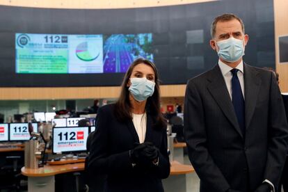 El rey Felipe VI y la reina Letizia visitaron este lunes la sede de Emergencias 112 de la Comunidad de Madrid. Es la primera actividad pública fuera del Palacio de la Zarzuela a la que asisten ambos desde que se decretara el estado de alarma.