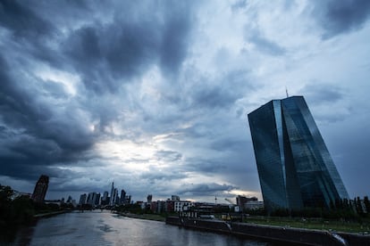 Torre del BCE, a la orilla del río Meno, en Fráncfort (Alemania).