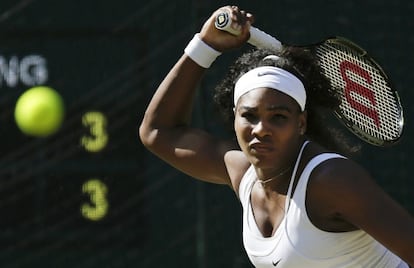 Serena se dispone a golpear la pelota.