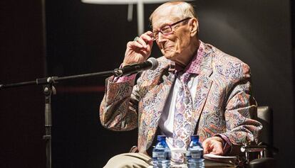 Yevgueni Yevtushenko, ayer durante su recital en La Pedrera de Barcelona. 