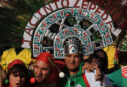 Un seguidor mexicano, ataviado con símbolos aztecas, durante el partido de su selección con Sudáfrica.