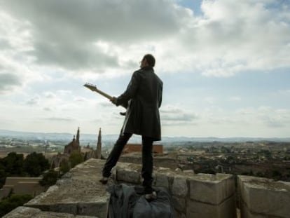 Mariano, uno de los cuatro protagonistas de &#039;Sue&ntilde;os de sal&#039;, en un momento de la pel&iacute;cula. Es un conductor de cami&oacute;n de 63 a&ntilde;os que ha superado la adicci&oacute;n a las drogas y cuyo sue&ntilde;o consiste en tocar la guitarra el&eacute;ctrica en un grupo de rock.