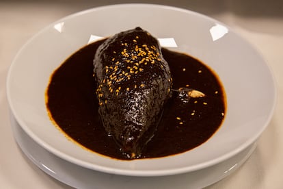 Uno de los platos tradicionales de EL Cardenal, el pollo con mole.