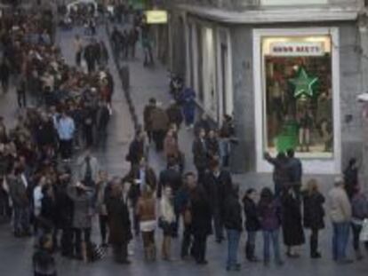 Imagen de la cola para adquirir loter&iacute;a de Navidad en la administraci&oacute;n madrile&ntilde;a de do&ntilde;a Manolita en 2011.