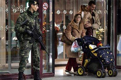 Un militar custodia, las Navidades pasadas, la estacin de Atocha.