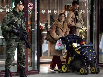 Un militar custodia, las Navidades pasadas, la estación de Atocha.