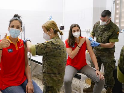 Las jugadoras de la selección española de baloncesto Cristina Ouviña, a la izquierda, y Paula Ginzo, a la derecha, reciben el 28 de mayo la primera dosis de la vacuna de Pfizer en el cuartel de San Juan de la Ribera en Valencia, dentro de su preparación para el Eurobasket. EFE