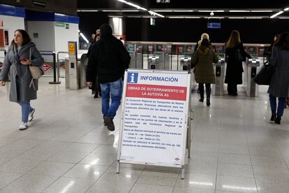 Cartel informativo en el acceso a la estacin de metro de Cuatro Vientos, el mircoles 15 de enero, tras arrancar las obras de soterramiento de la A-5.