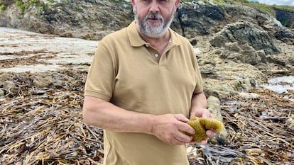 Antonio Muiños, propietario de Porto Muiños, en la Costa de Laxe.