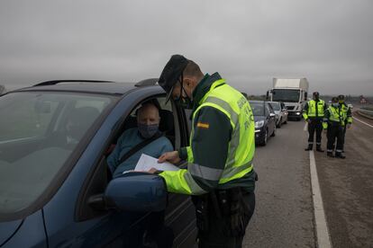 Agentes de Guardia Civil realizan un control en la carretera A-4, en Madrid, en diciembre de 2020.