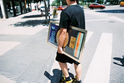 Saiko camina por las calles de Armilla con el disco de oro de 'Polaris' bajo el brazo.