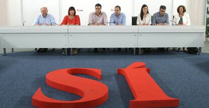 Reuni&oacute;n de la ejecutiva federal del PSOE, en Madrid. Desde la izquierda, Antonio Pradas, Micaela Navarro, Pedro S&aacute;nchez, C&eacute;sar Luena, Carmen Mont&oacute;n, Patxi L&oacute;pez y Mar&iacute;a Jos&eacute; S&aacute;nchez Rubio.