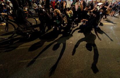 Manifestantes arrodillados en Canal Street durante una protesta celebrada en Nueva York, por la muerte del afroamericano George Floyd que falleció después de que un policía blanco le retuviera en el suelo y le presionara el cuello con la rodilla durante varios minutos en Minneapolis. 