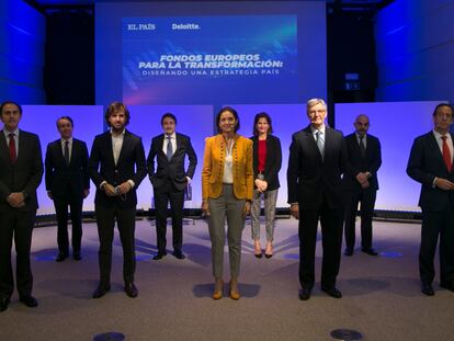 Foto de grupo de los participantes del foro organizado por El País y Deloitte, este lunes en Madrid.