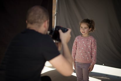 Claudia posó así de natural para el fotógrafo. 