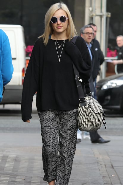 ¿Pijama o pantalón de calle? Fearne Cotton podría intentar llevar esta tendencia tan nocturna pero se ha quedado a medias.