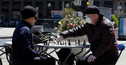 Dos personas juegan al ajedrez en el barrio de Madison Square de Nueva York.