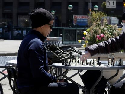 Dos personas juegan al ajedrez en el barrio de Madison Square de Nueva York.