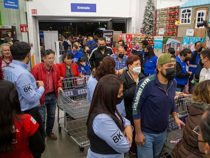 Decenas de personas inician con las compras del BUEN FIN en un centro comercial del sur de ciudad de México, en noviembre de 2022.